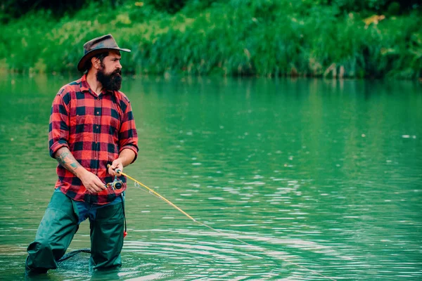 Fischer Auf Fluss Oder See Mit Angelrute — Stockfoto