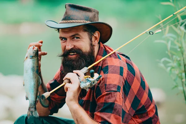 釣竿付き川や湖の漁師の肖像画 — ストック写真