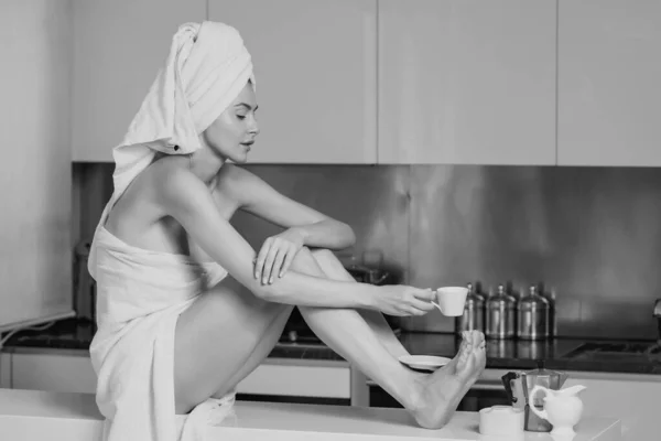 美しいセクシーな女の子は自宅でキッチンで朝のコーヒーを飲む 可愛い女の朝 — ストック写真