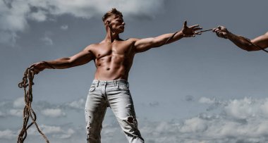 Güç adamlarının silahı. Arkadaşlara yardım etmek, takım çalışması. Kurtarma, el hareketlerine veya el hareketlerine yardım et. Sıkı tutun. Güç silahları, dostluk ve takım çalışması. Kaslı adam kolları