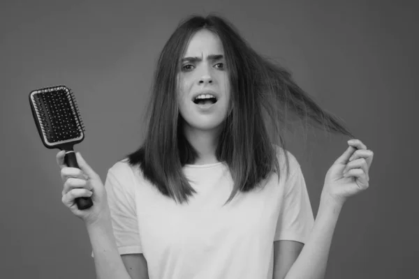 Smutna Kobieta Patrząc Zniszczone Włosy Problem Utraty Włosów Studio Odizolowany — Zdjęcie stockowe