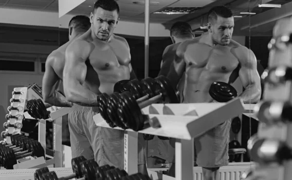 Uomo Muscolare Che Lavora Palestra Facendo Esercizio Bicipiti Con Manubri — Foto Stock