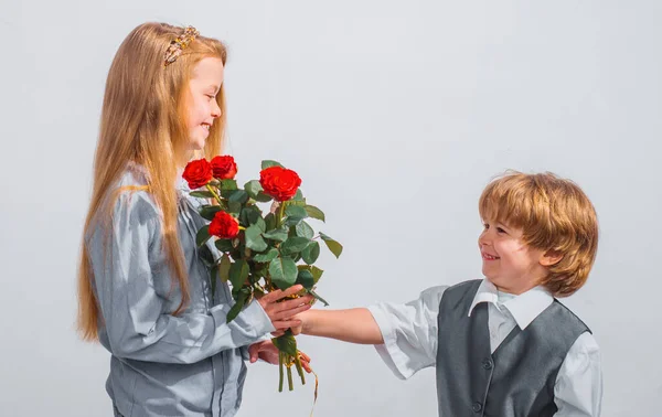 Ragazzino Con Una Rosa Sua Ragazza Adolescente Figli Romantici Isolato — Foto Stock