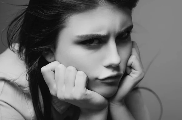 Θλιβερή Θυμωμένη Όμορφη Γυναίκα Κλείστε Γυναικείο Πορτρέτο Ομορφιάς Προσώπου — Φωτογραφία Αρχείου