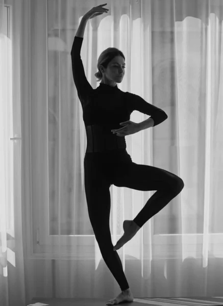 Ballerina Giovane Ballerina Allenamento Domestico Fitness Donna Sportiva Che Estende — Foto Stock