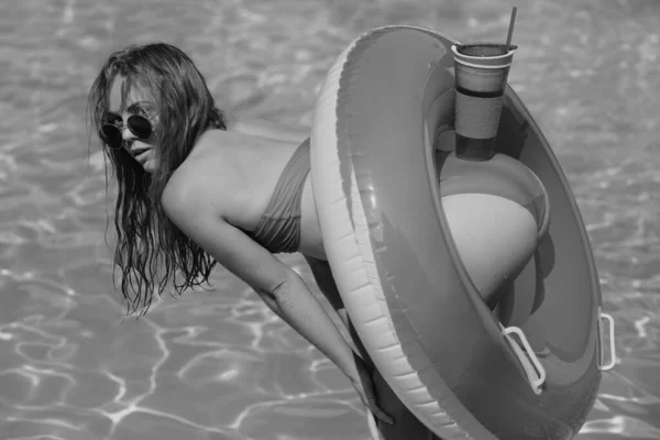 Sommerfest Sexy Frau Arsch Bikini Mädchen Mit Sonnenbrille Und Badeanzug — Stockfoto