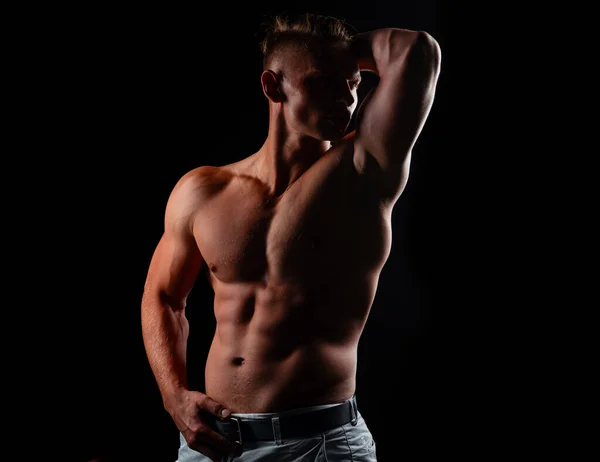 Güçlü Omuzları Var Göğüs Kasları Kaslı Üstsüz Erkek Modeli Güçlü — Stok fotoğraf