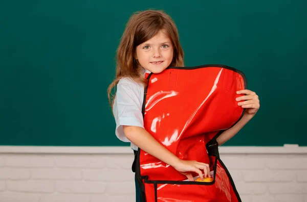 Ευτυχισμένο Χαμογελαστό Preteen Κορίτσι Σακίδιο Πλάτης Μαθητριούλα Φοράει Schhol Στολή — Φωτογραφία Αρχείου