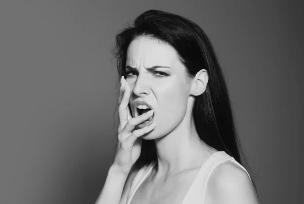 Mujer Enojada Emocional Chica Molesta Gritando Odio Rabia Mujer Pensativa —  Fotos de Stock