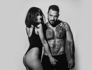 Aşık şehvetli bir çift. Genç aşıklar şehvetli kucaklaşmalar