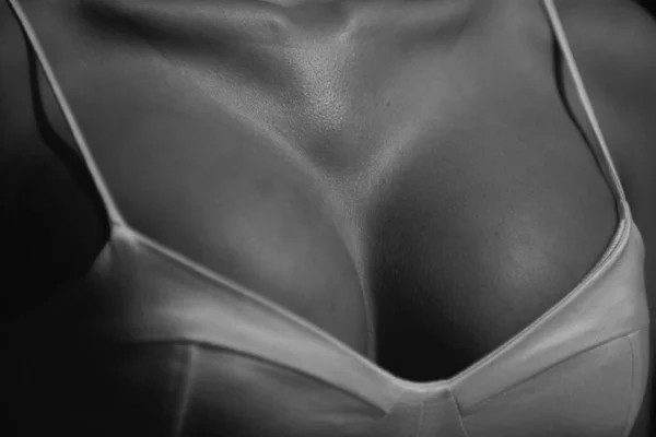 Κοντινό Πλάνο Όμορφο Στήθος Λεπτής Σέξι Γυναίκας Σώμα — Φωτογραφία Αρχείου