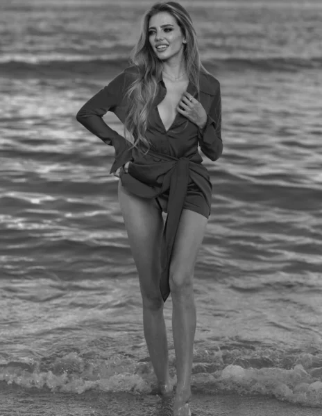 热带海洋背景的女人 欣赏美丽的大海 美丽的女模特在夏天的海滩 全身上下都是性感美女 腿长在海浪中 — 图库照片