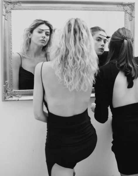 Women Girlfriends Applying Make Preparing Party Looking Mirror Young Beautiful — Stock Photo, Image
