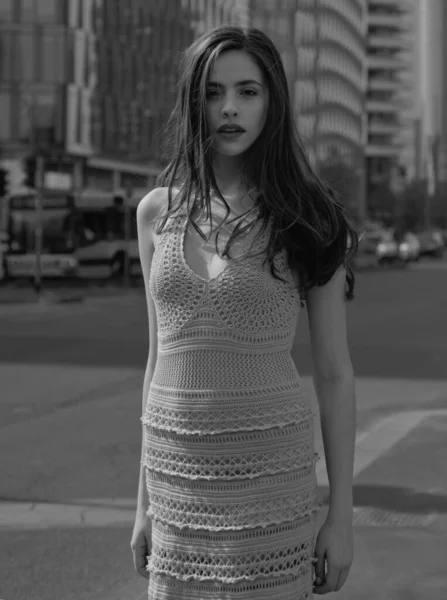 街上的时尚散步 城市时尚 时髦的女孩走在现代城镇的街道上 — 图库照片