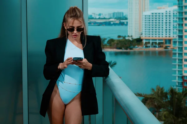 Sexy Frau Tippt Eine Nachricht Telefon Sexy Geschäftsfrau Anzug Und — Stockfoto