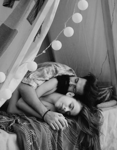 这对性感夫妇睡在帐篷里 恋爱中的恋人在露营时拥抱 — 图库照片