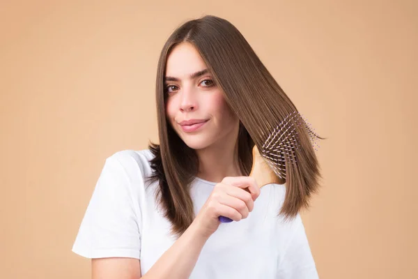 Çekici Esmer Kadının Portresi Saç Fırçasıyla Saçını Tarıyor Izole Edilmiş — Stok fotoğraf