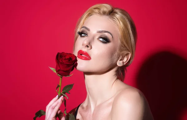 Valentijnsdag Feest Schoonheid Concept Charmante Romantische Jonge Vrouw Met Bloemen — Stockfoto
