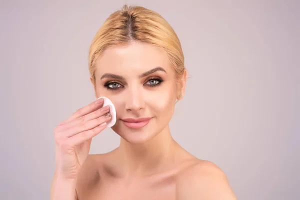 Kvinna Tar Bort Makeup Med Bomullspad Nära Ansiktet Hudvård Flicka — Stockfoto