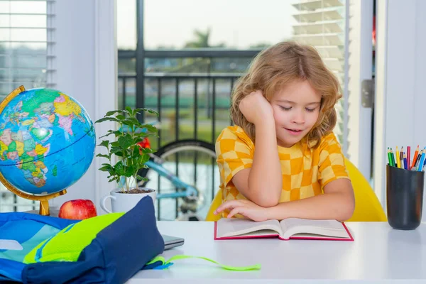 Çocuk Kitabı Okuyor Evdeki Okul Çocukları Lkokuldan Bir Çocuk Öğrenci — Stok fotoğraf