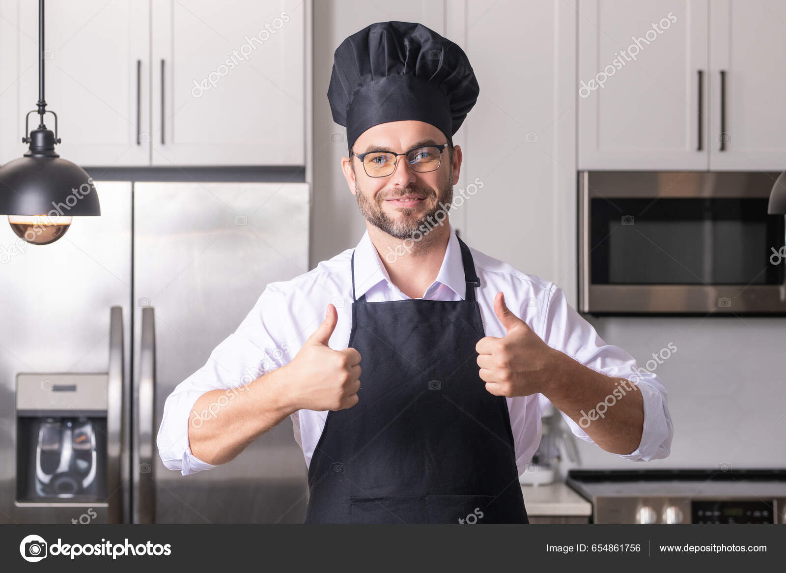 Χαρούμενος Φούρναρης Τον Αντίχειρα Όμορφος Σεφ Στολή Μαγειρεύει Στην  Κουζίνα — Φωτογραφία Αρχείου © Tverdohlib.com #654861756