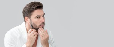 Erkek derisi için krem. Güzellik bayrağı şişeyi sıvı sabun, jöle ya da köpük için şeker pompasıyla tut. Erkekler için doğal kozmetik kremi. Güzellik ürünleri. İnsan yeni kozmetik ürününün reklamını yapıyor