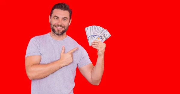 Obchodník Drží Peníze Červeném Transparentu Bohatý Muž Obleku Bankovkami Úspěšný — Stock fotografie