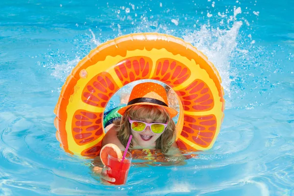 Dítě Slunečních Brýlích Letním Klobouku Pije Letní Koktejl Plave Bazénu — Stock fotografie