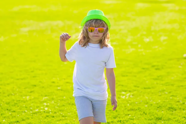 Sommerkinder Mit Hut Und Sonnenbrille Lustige Kindergefühle Draußen Nahaufnahme Porträt — Stockfoto