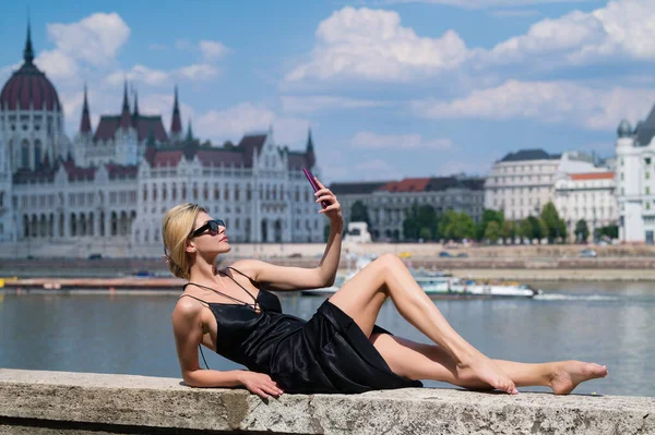 Sexy Frau Sexy Kleid Genießen Die Aussicht Budapest Parlament Ungarn — Stockfoto