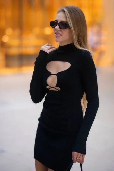 Sexig Vacker Kvinna Modell Stil Casual Kläder Klänning Poserar Gatan — Stockfoto