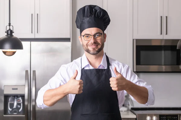 Szczęśliwy Piekarz Kciukiem Górze Przystojny Kucharz Mundurze Gotujący Kuchni Koncepcja — Zdjęcie stockowe