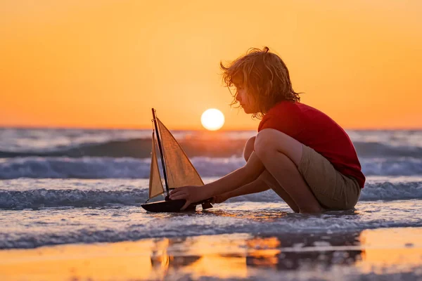 Little Kid Boy Play Toy Boat Sea Waves Beach Summer — Stock Photo, Image