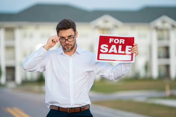 Μεσίτης Κατέχει Αμερικανική Πινακίδα Πώλησης Σπιτιού Έννοια Της Πώλησης Της — Φωτογραφία Αρχείου
