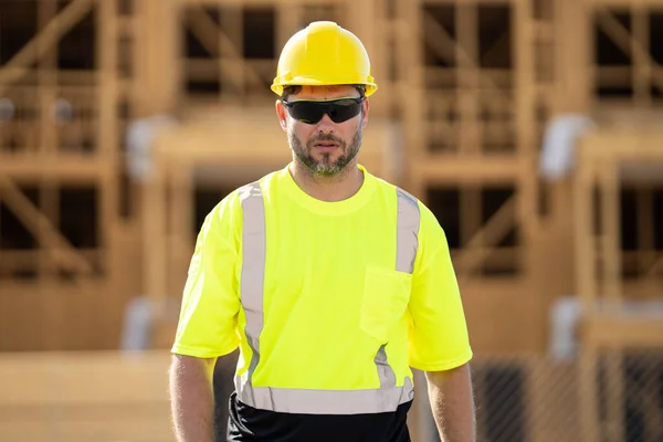 建筑概念 建筑工人工头在建筑工地 白人建筑工人戴着头盔 建筑的概念 建筑工地经理 建筑物上戴头盔的工人 — 图库照片