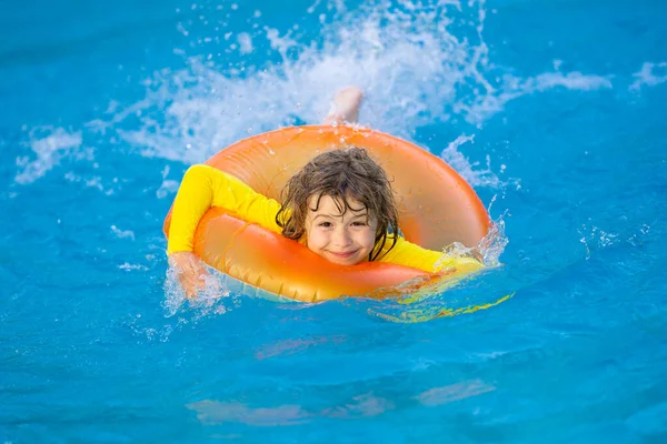 Kleine Jongen Met Rubberen Ring Het Zwembad Zomertijd Leuk Een — Stockfoto
