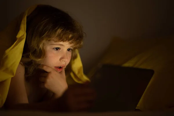 Rapaz Deitado Cama Navegar Internet Tablet Quarto Escuro Criança Usando — Fotografia de Stock