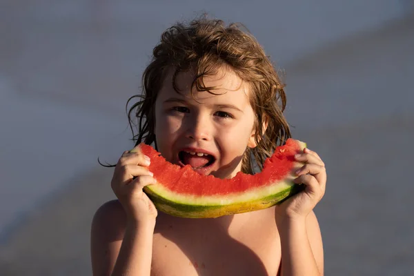 Dzieciak Arbuzy Plaży Dziecko Trzyma Plasterek Arbuza Plaży Lato Zabawa — Zdjęcie stockowe