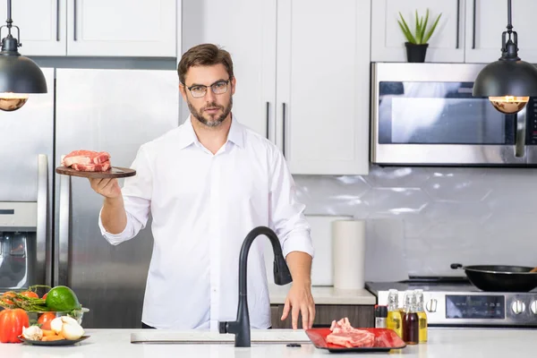 Kok Koken Rauw Vlees Filet Keuken Restaurant Menu Concept Man — Stockfoto