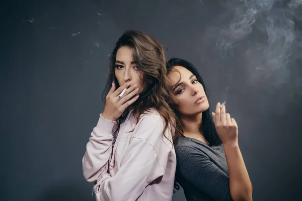 Δύο Σέξι Γυναίκες Καπνίζουν Τσιγάρο Σέξι Κυρίες Δύο Πολύ Σέξι — Φωτογραφία Αρχείου