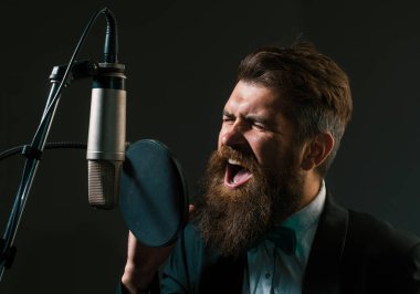 Klasik müzik işte. Adam şarkı söylüyor. Müzikholdeki müzisyen. Karaoke yaparken komik adam şarkı söylüyor.