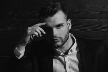 Moda kıyafeti. Lüks erkek kıyafetleri. Klasik kostüm ve moda. Klasik takım elbiseli zengin adam. Takım elbiseli adam. İş adamı güveni. Klasik kostüm. Mans Moda