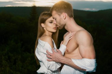 Aşık genç bir çiftin şehvetli portresi. Sevgi dolu çift kucaklaşıp öpüşüyor.