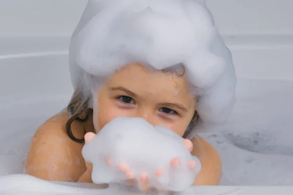 孩子头上的泡沫 在孩子头上涂肥皂 男孩在用泡沫洗澡时 儿童洗澡和卫生程序 — 图库照片