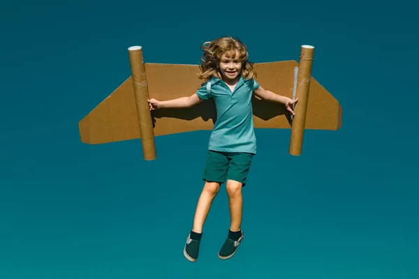 Sueños Viajar Niño Volando Jetpack Con Avión Juguete Fondo Del — Foto de Stock