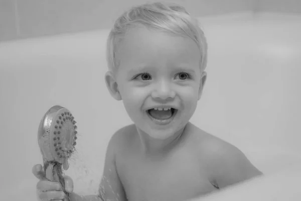 Een Bubbelbad Voor Kinderen Mooie Glimlachende Kleine Jongen Die Een — Stockfoto