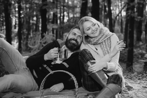 我们喜欢一起秋天的时光 愉快的夫妇在秋季公园乐趣 — 图库照片