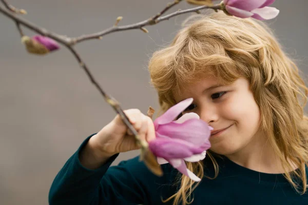 Μικρό Παιδί Μυρίζει Λουλούδια Στην Πίσω Αυλή Αξιολάτρευτο Παιδί Καλοκαιρινό — Φωτογραφία Αρχείου