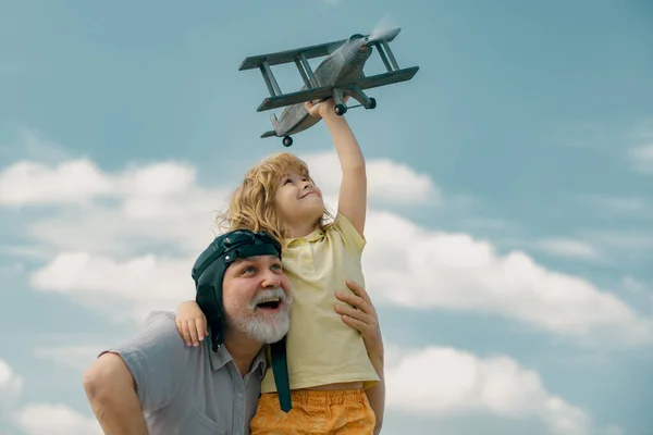 Büyükbabam Torunum Mavi Gökyüzünde Uçakla Oynamaktan Zevk Alıyorlar Dedesi Dışarıda — Stok fotoğraf