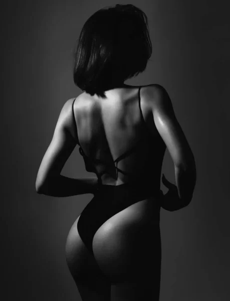 Şehvetli Siyah Elbiseli Esmer Kadın Çamaşırı Giyiyor Seksi Elbiseli Seksi — Stok fotoğraf